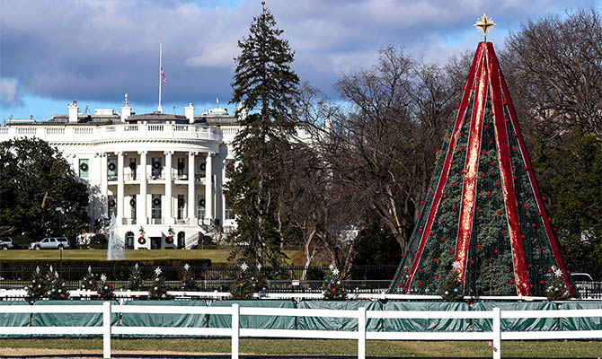 Вокруг Белого дома начали строить четырехметровый забор