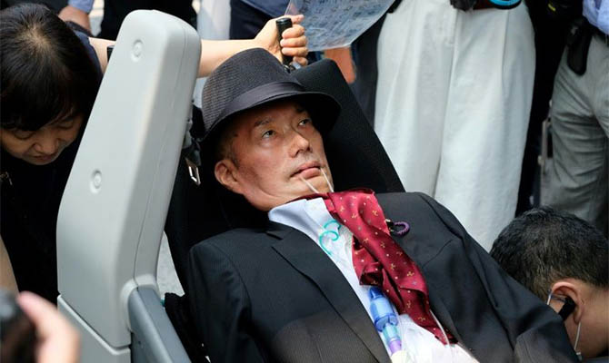 В парламенте Японии появились полностью парализованные депутаты