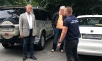 Двух чиновников задержали за взятку в 1,5 миллиона долларов