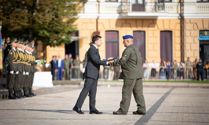 Зеленский присвоил почетные названия воинским частям