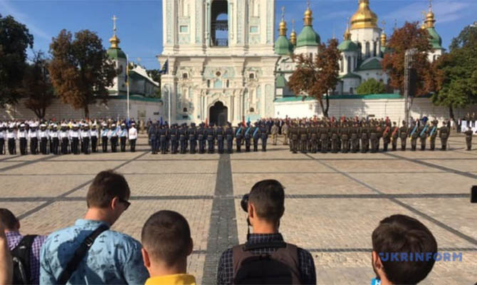 На Софийской площади торжественно подняли Государственный Флаг