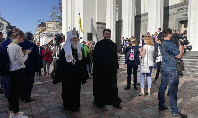 Новоизбранные депутаты собираются под зданием Рады