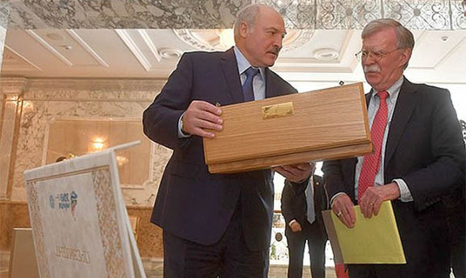 «Двуличный Лукашенко»: Беларусь налаживает отношения с США