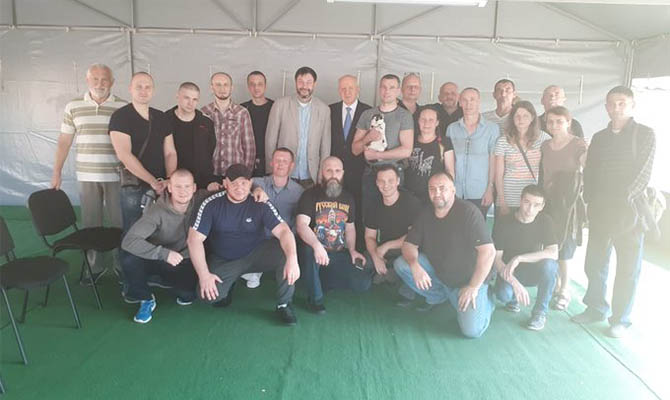 Российское посольство показало вылетевших из Украины для обмена россиян