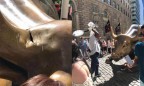 В Нью-Йорке вандал повредил знаменитую статую быка