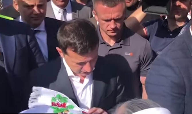 Зеленский в Ровно пообещал помочь верующим УПЦ, которые пожаловались на захват храмов