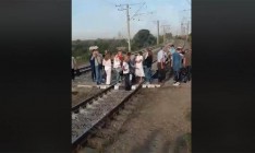 Киевляне блокировали движение городской электрички