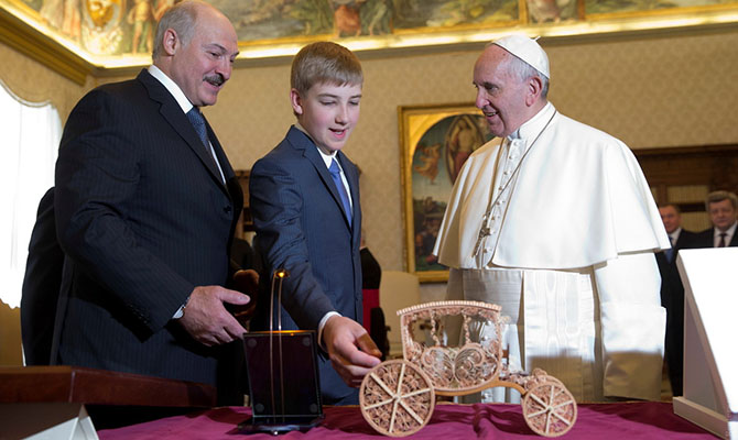 Лукашенко заявил, что не собирается передавать власть детям