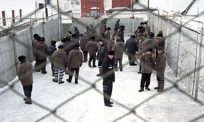 В украинских тюрьмах находятся более 300 граждан России