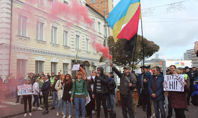 Зеленского в Житомире встретили два пикета протестующих