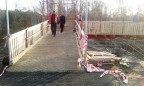 На мосту возле Станицы Луганской убирают старые конструкции и открыли временный переход