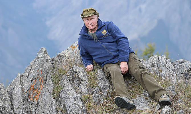 Пресс-служба Кремля выложила кадры прогулки Путина по сибирской тайге