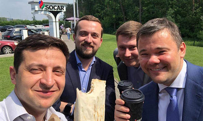 Зеленский в четверг будет целый день в ресторане общаться с журналистами