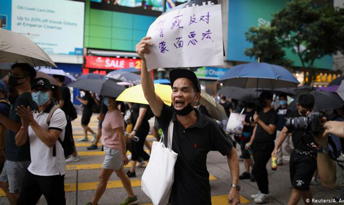 В Гонконге митингующие подожгли станцию метро