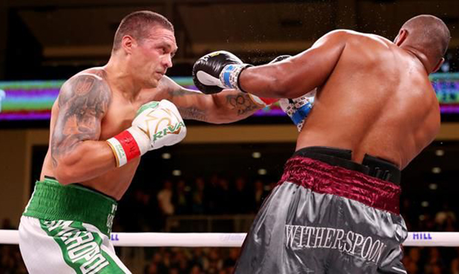 Усик с досрочной победы дебютировал в супертяжелом весе