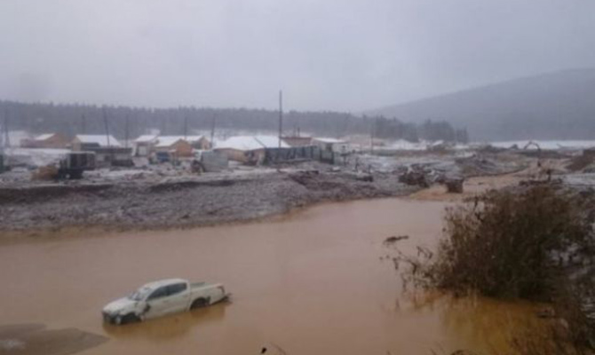 11 человек погибло при прорыве дамбы под Красноярском в России