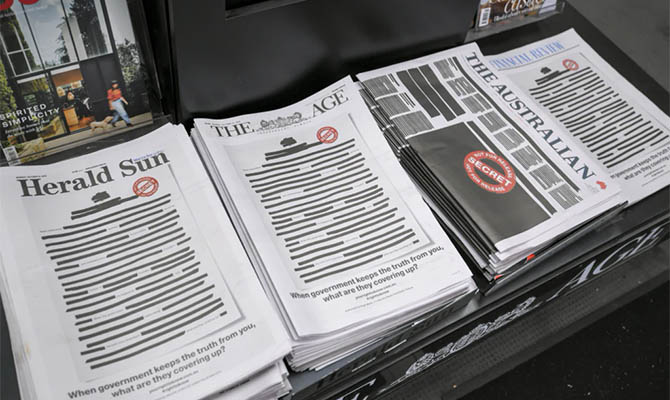 Газеты Австралии вышли с закрашенными обложками в знак протеста