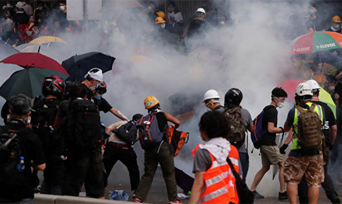 Полиция Гонконга начала стрелять по демонстрантам