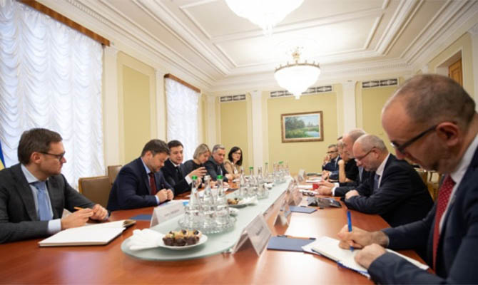 Зеленский поговорил с послами G7 о коррупции и реформах