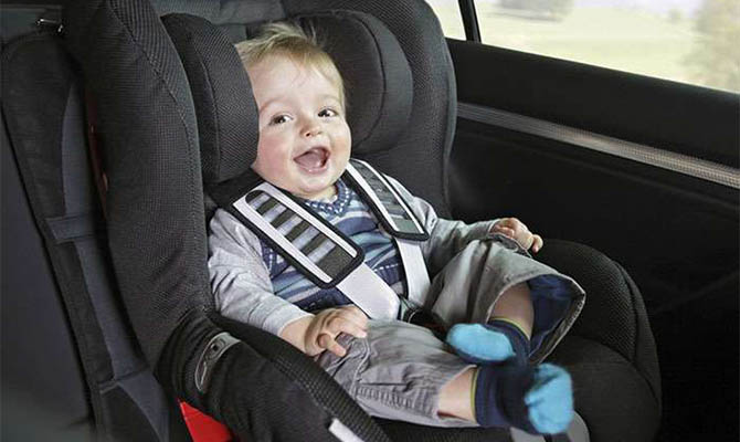 За перевозку детей без автокресла теперь будут штрафовать – Зеленский подписал закон