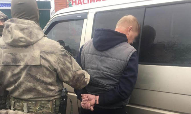 Пенсионер с пистолетом напал на полицию, пытаясь «отбить» задержанного