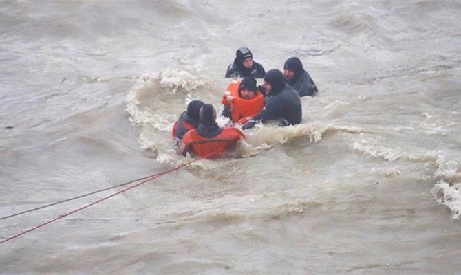 Рядом с пляжем Одессы сел на мель танкер, его экипаж эвакуировали водолазы