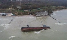 Потерпевший крушение танкер Delfi залил одесский пляж нефтью