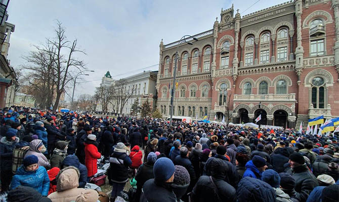 Возле НБУ работники крупнейших заводов требовали вернуть курс на уровень 27 грн за доллар. ФОТО, ВИДЕО
