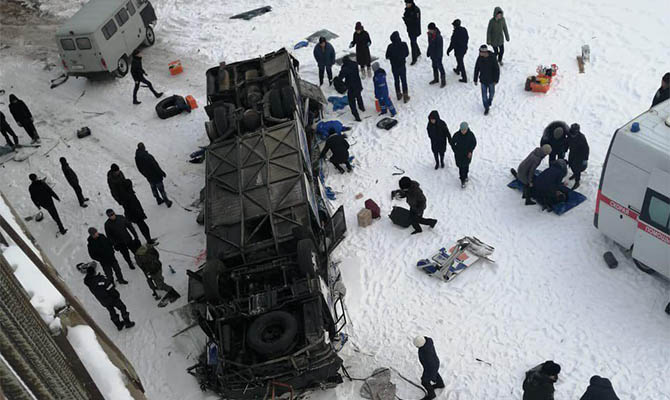 Десять человек погибли при падении автобуса с моста в России