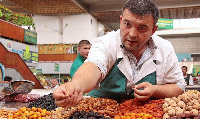 Больше всего украинцев работает в сфере торговли