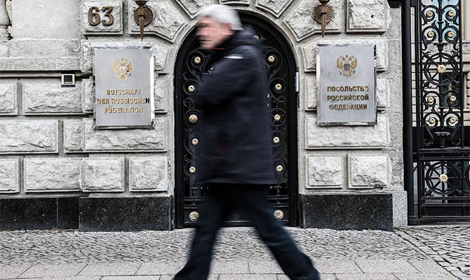 Германия вышлет двух российских разведчиков в связи с убийством в Берлине