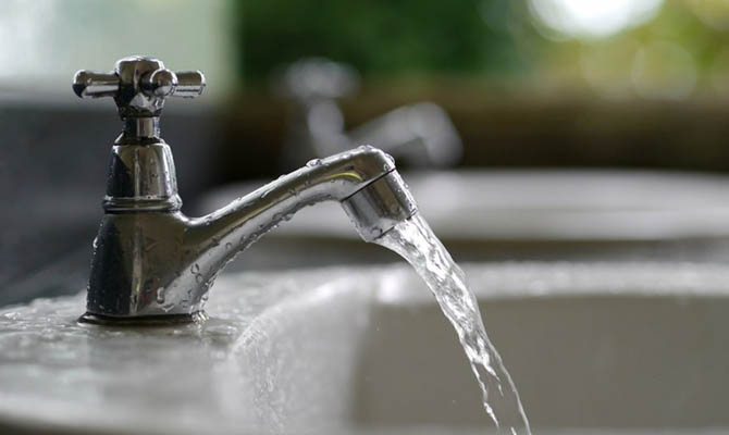 Кабмин обязал поставлять потребителям горячую воду не ниже 50 градусов