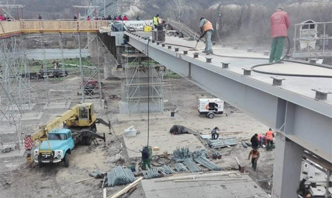 На строительстве моста в Станице Луганской разворовали 10 миллионов