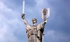 Скульптуру «Родина мать» в Киеве спасает отсутствие денег