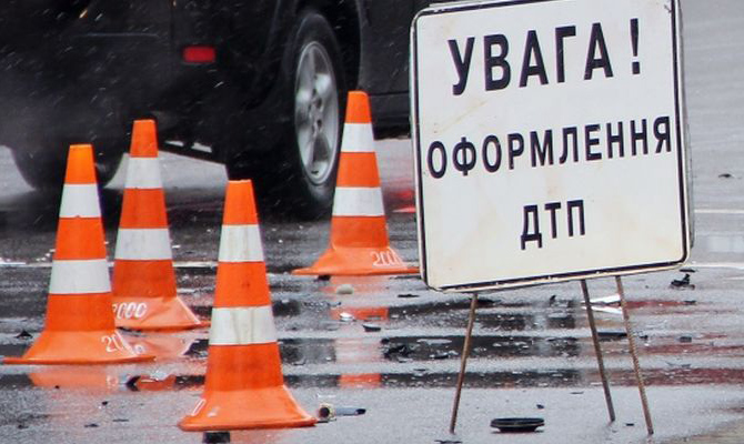 В Кривом Роге автомобиль влетел в толпу людей на пешеходном переходе