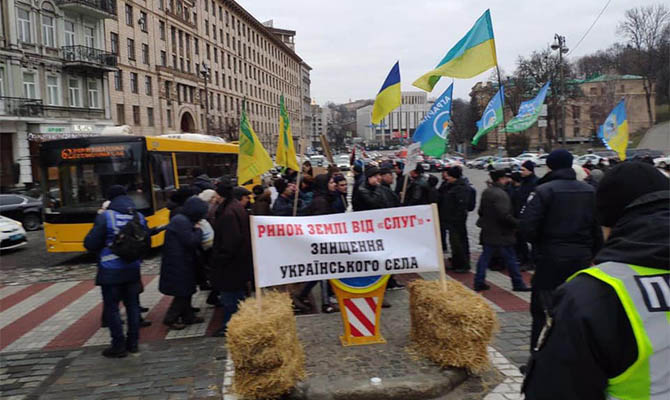 В Киеве противники открытия рынка земли начали перекрывать улицы