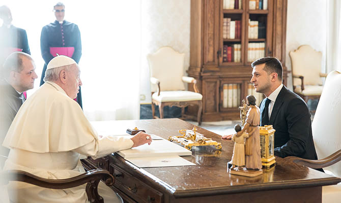 Зеленский сфотографировался с Папой Римским и попросил помочь с освобождением пленных