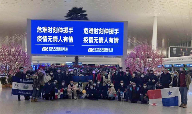 Самолет с украинцами из Уханя приземлился в Борисполе на дозаправку