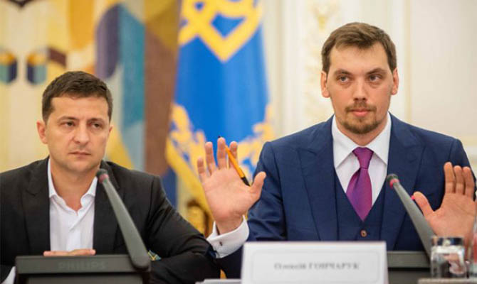 Две трети украинцев не доверяют правительству и премьеру Гончаруку