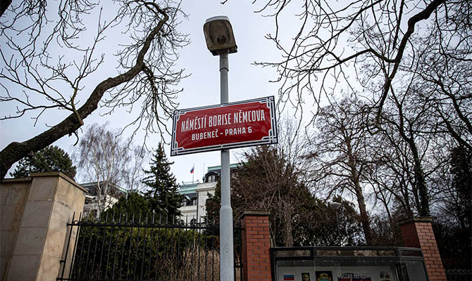 В Праге возле посольства РФ появились площадь Бориса Немцова