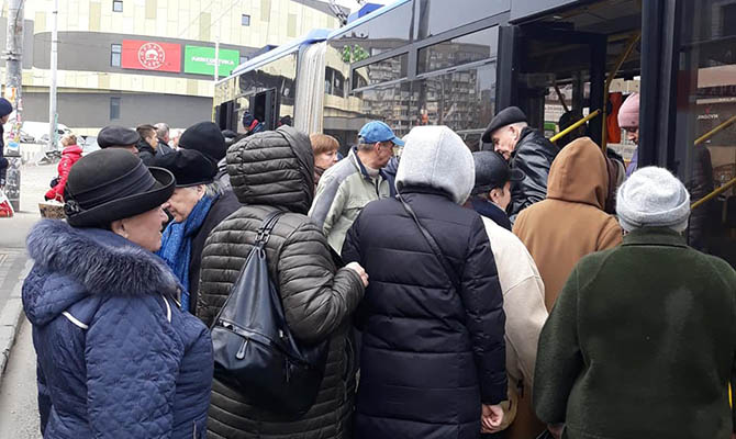 В Киеве в общественный транспорт будут пускать только в масках