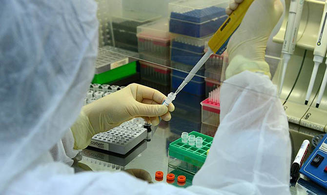 Ученые посчитали себестоимость тестируемых лекарств от коронавируса