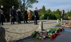 Зеленский на Закарпатье возложил цветы у Холма Славы