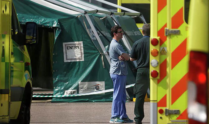 В Великобритании за сутки от коронавируса умерли более 400 человек