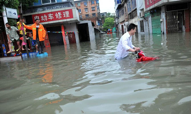 На юге Китая эвакуируют десятки тысяч людей из-за сильнейших за 60 лет ливней