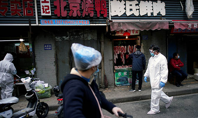 В китайском мегаполисе ввели военное положение из-за вспышки коронавируса