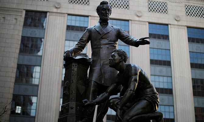 Власти Бостона решили демонтировать памятник Линкольну