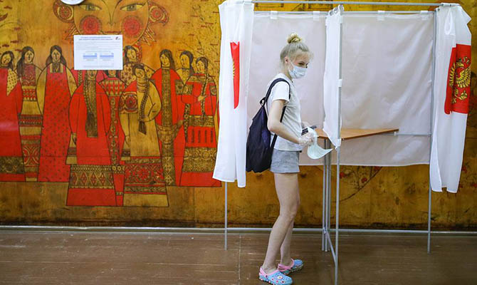 За путинские поправки к конституции проголосовали около 70% россиян