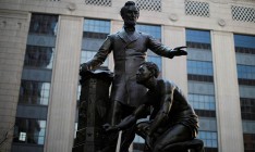 Власти Бостона решили демонтировать памятник Линкольну