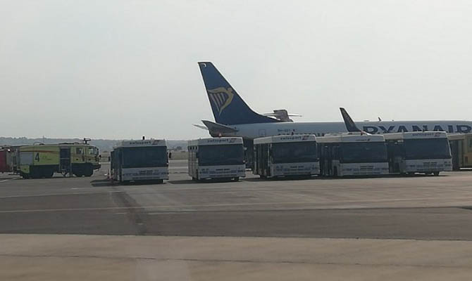 Самолет Ryanair совершил вынужденную посадку в Греции из-за пожара на борту
